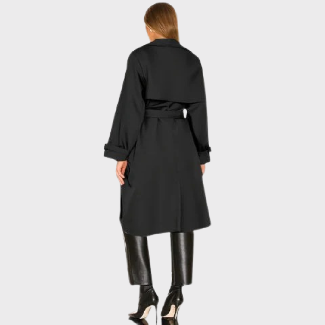 Elegantti trenssitakki ajattomalla tyylillä