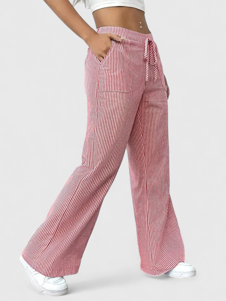 Leveälahkeiset elegantit housut