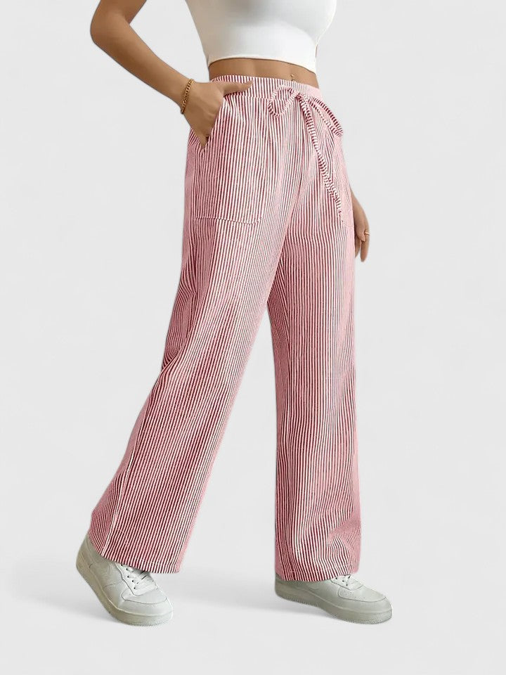 Leveälahkeiset elegantit housut